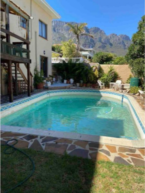 Room in Guest room - Living In Camps Bay Summer